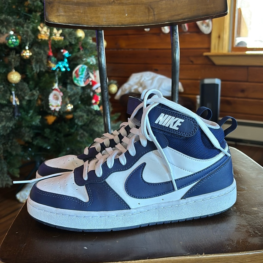 Size 6.5 Boys Nike Boroughs